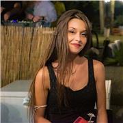 studentessa universitaria di economia, diplomata in economia finanza e marketing impartisce lezioni a studenti delle scuole superiori